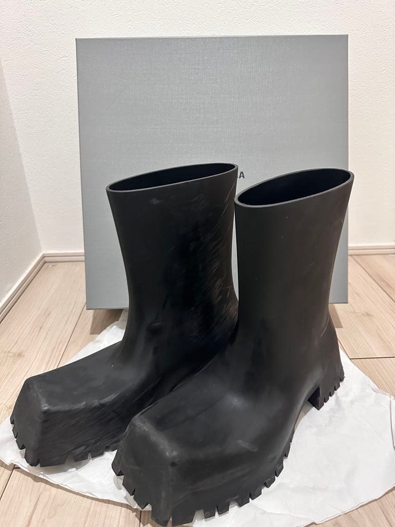 BALENCIAGA ブラック レインブーツ EUR 43 ブラック の ウィメンズ Crocs™ ブーツ | Balenciaga JP (バレンシアガ）