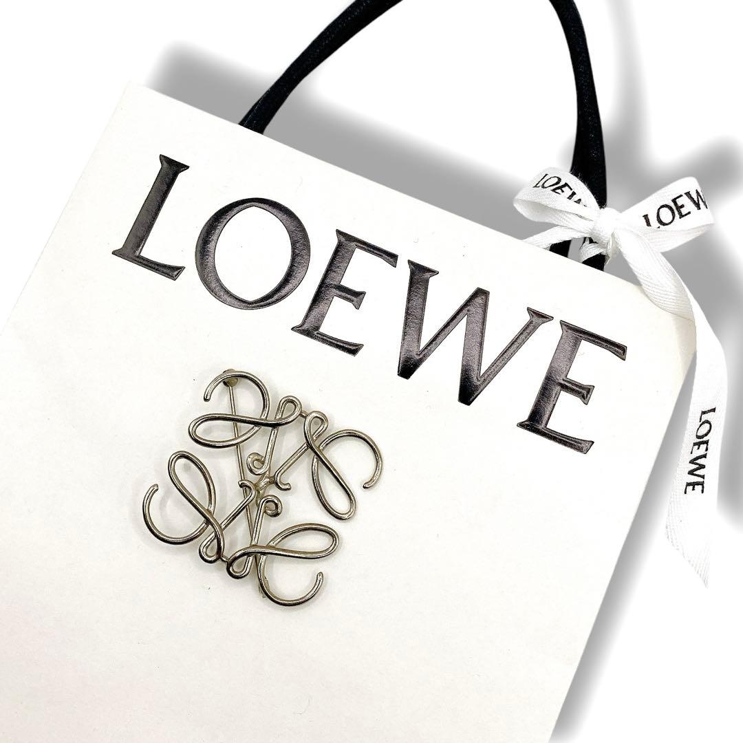 美品✨LOEWE ロエベ　アナグラム　ブローチ　シルバー　正規品　袋付き 中古 ロエベ ブローチ レディース ブランド LOEWE アナグラム 111.25