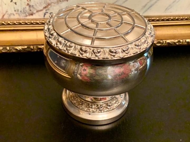 英国 アンティーク　IANTHE フラワー/ローズボウル・ベース/花器　銀メッキ 英国アンティークガラスのフラワーベース、アンティーク型押しガラスの