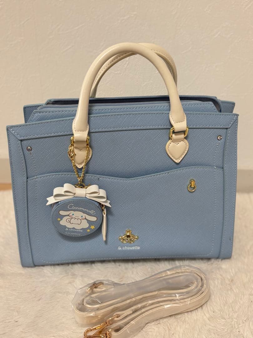 ほぼ未使用　& chouette推し事シリーズ　シナモロールバッグ　チャーム付き ポムポムプリン」「シナモロール」の明るく華やかでほっこりとする