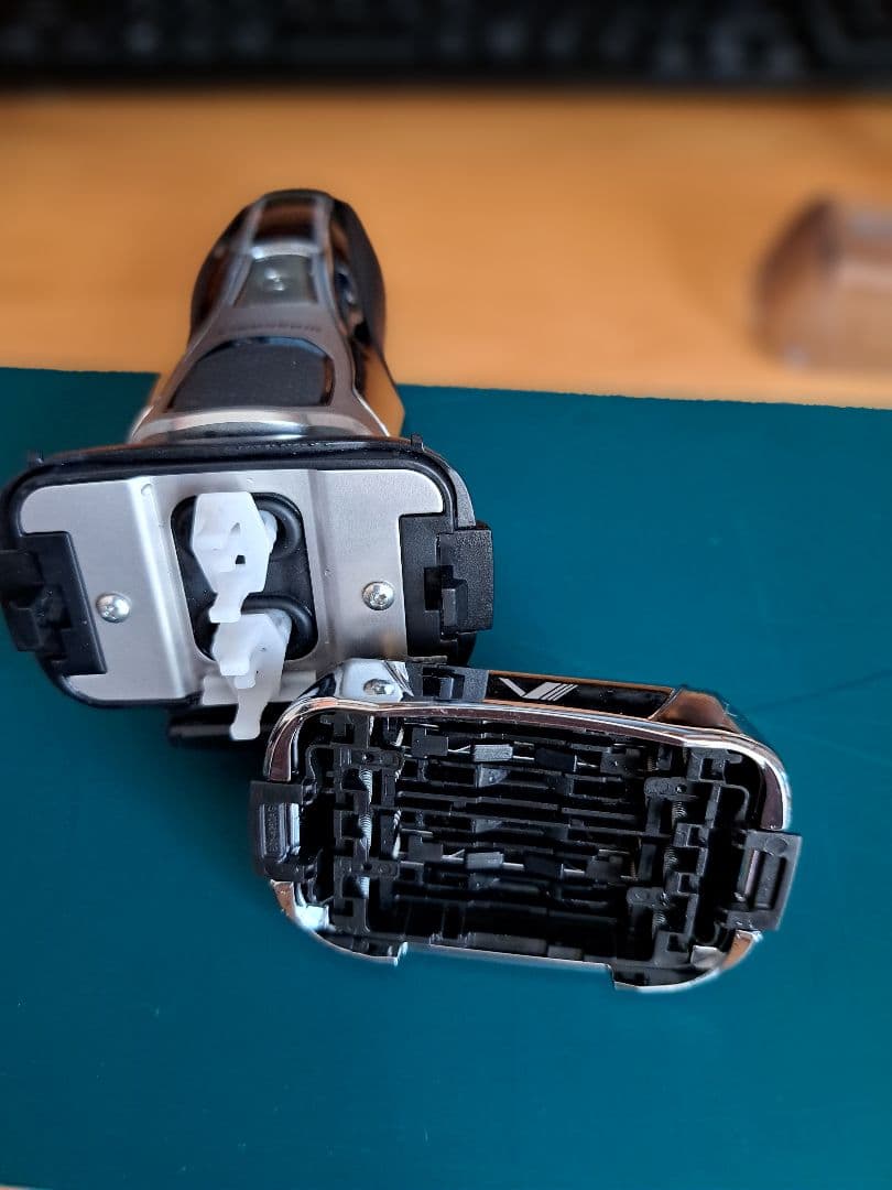 週末限定 値下げ！電気シェーバーイズミ6枚刃IZFIZF-V950S - メルカリ