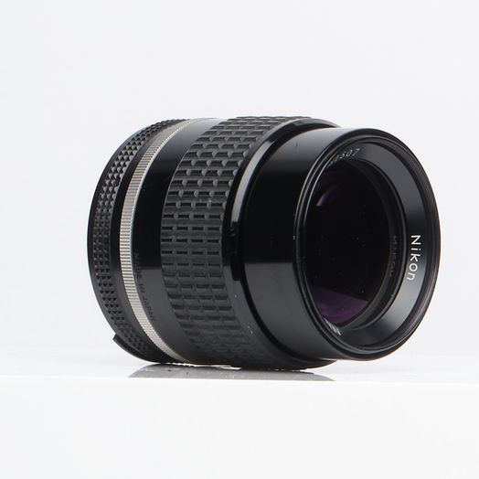 Nikon 105mm f/2.5 NIKKOR AIS Manual Focus Lens {52}